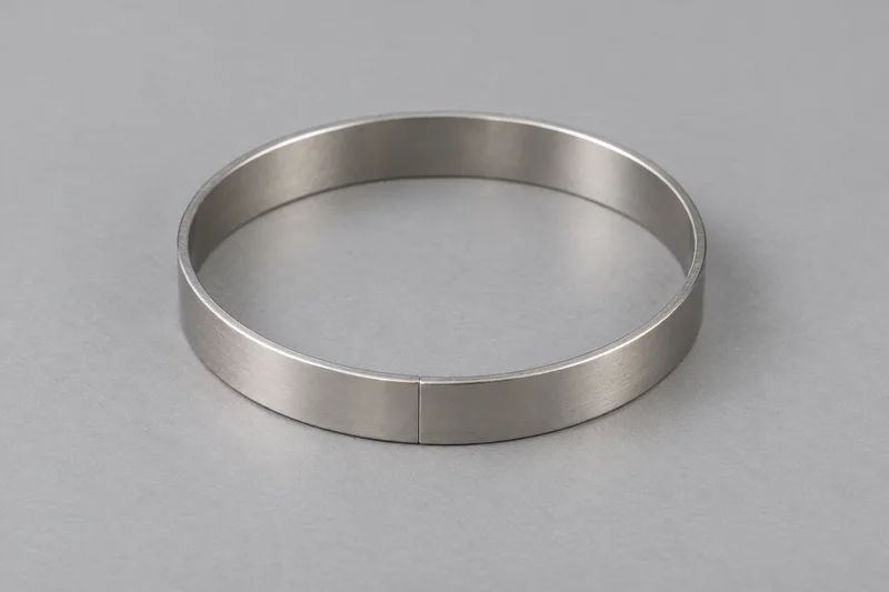AI-generated generic appearance reference of an earless closed flat-band crimp ring