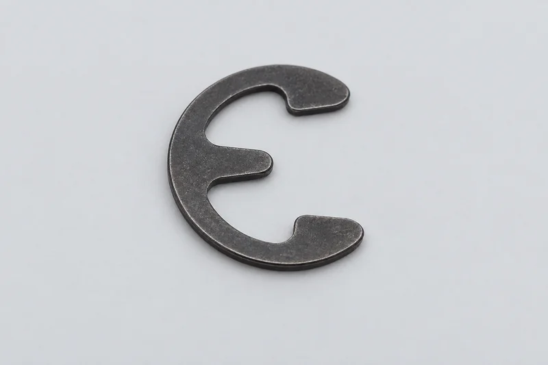 Independent appearance reference of one flat E-shaped retaining clip with three inward prongs and an open radial entry